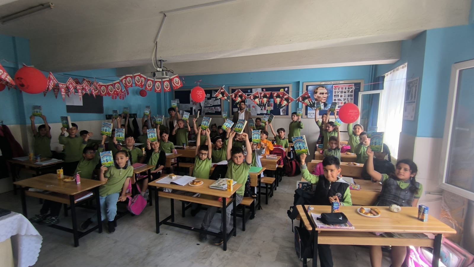 Kusadasi Ikicesmelik Ilkokulu Okur Yazar Bulusmasi