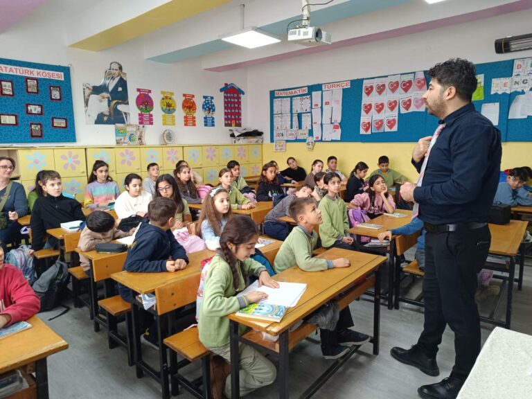 Ebru’nun Renkli Dünyası Davutlar Kazım Dirik İlkokulu’nda Ebru’nun Renkli Dünyası Davutlar Kazım Dirik İlkokulu’nda