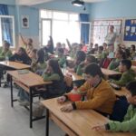 Ebru’nun Renkli Dünyası Üzerine İkiçeşmelik İlkokulu'nda Keyifli Bir Sohbet Ebru’nun Renkli Dünyası Üzerine İkiçeşmelik İlkokulu'nda Keyifli Bir Sohbet