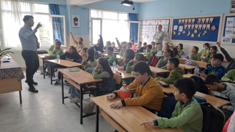 Ebru’nun Renkli Dünyası Üzerine İkiçeşmelik İlkokulu'nda Keyifli Bir Sohbet Ebru’nun Renkli Dünyası Üzerine İkiçeşmelik İlkokulu'nda Keyifli Bir Sohbet