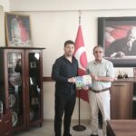 İki Çocuk Kitabımı İlçe Millî Eğitim Müdürümüz Sayın Şerafettin Yapıcı’ya Takdim Ettim İki Kitabımı İlçe Millî Eğitim Müdürümüz Sayın Şerafettin Yapıcı’ya Takdim Ettim