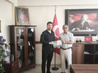 İki Çocuk Kitabımı İlçe Millî Eğitim Müdürümüz Sayın Şerafettin Yapıcı’ya Takdim Ettim İki Kitabımı İlçe Millî Eğitim Müdürümüz Sayın Şerafettin Yapıcı’ya Takdim Ettim