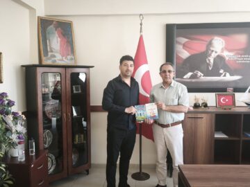 İki Çocuk Kitabımı İlçe Millî Eğitim Müdürümüz Sayın Şerafettin Yapıcı’ya Takdim Ettim İki Kitabımı İlçe Millî Eğitim Müdürümüz Sayın Şerafettin Yapıcı’ya Takdim Ettim