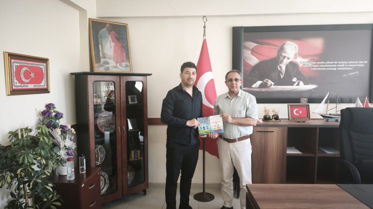 İki Çocuk Kitabımı İlçe Millî Eğitim Müdürümüz Sayın Şerafettin Yapıcı’ya Takdim Ettim İki Kitabımı İlçe Millî Eğitim Müdürümüz Sayın Şerafettin Yapıcı’ya Takdim Ettim